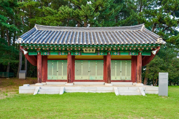 과거에는 마을을 현재는 관광객의 안전을 기원하는 양양 동해신묘