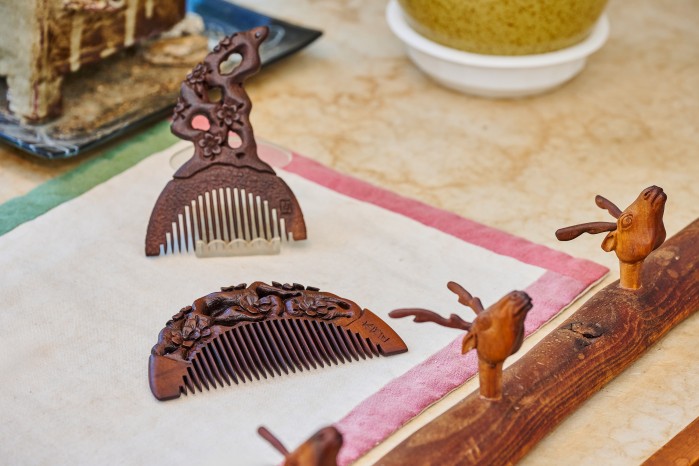 소목장의 손에서 만들어진 반달빗으로 몸과 마음을 빗어보자