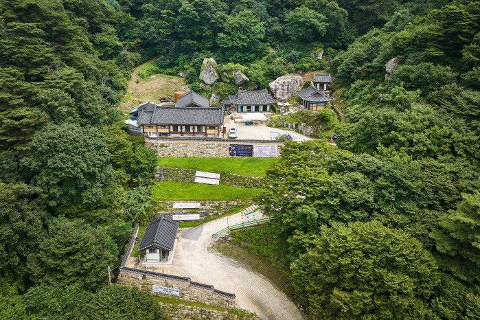 백학 한 쌍이 조성했다는 마애불이 있는 천안 만일사