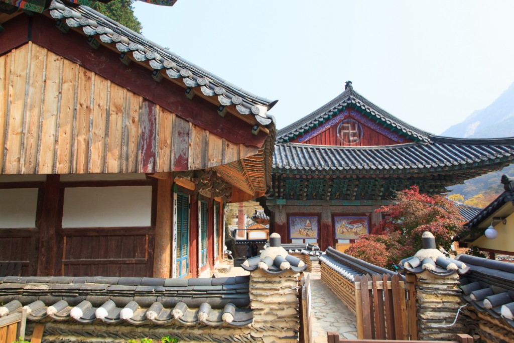 공주 동학사 삼성각과 대웅전