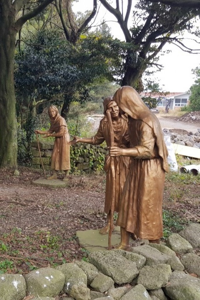 제주 삼위일체 성당 동상 이미지