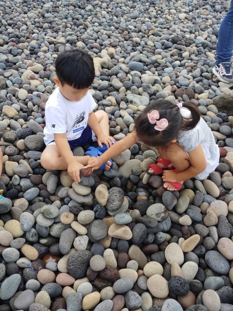 알작지해변과 아이들 이미지