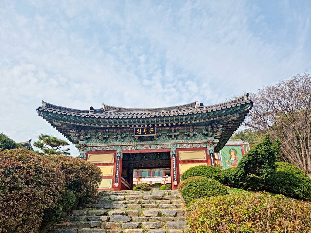 화성 신흥사 천왕문 전경