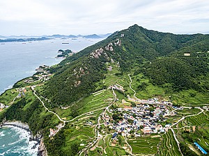 미륵을 품은 길, 바다와 논이 빚은 남해 가천 다랭이마을