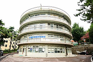 한국 1세대 건축가 이천승이 설계한 부산 경남고등학교 덕형관