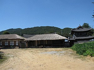 초가, 기와, 일본식 건축이 조화를 이룬 청양 윤남석 가옥