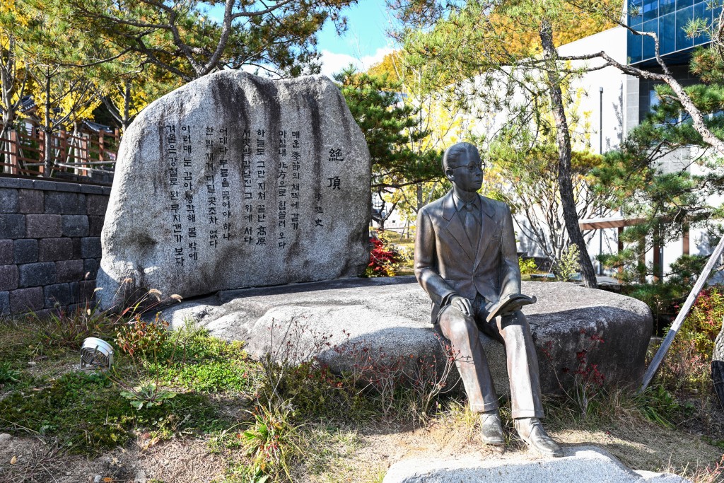 이육사 동상 이미지