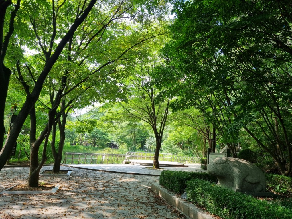 관악산호수공원 입구 석구상