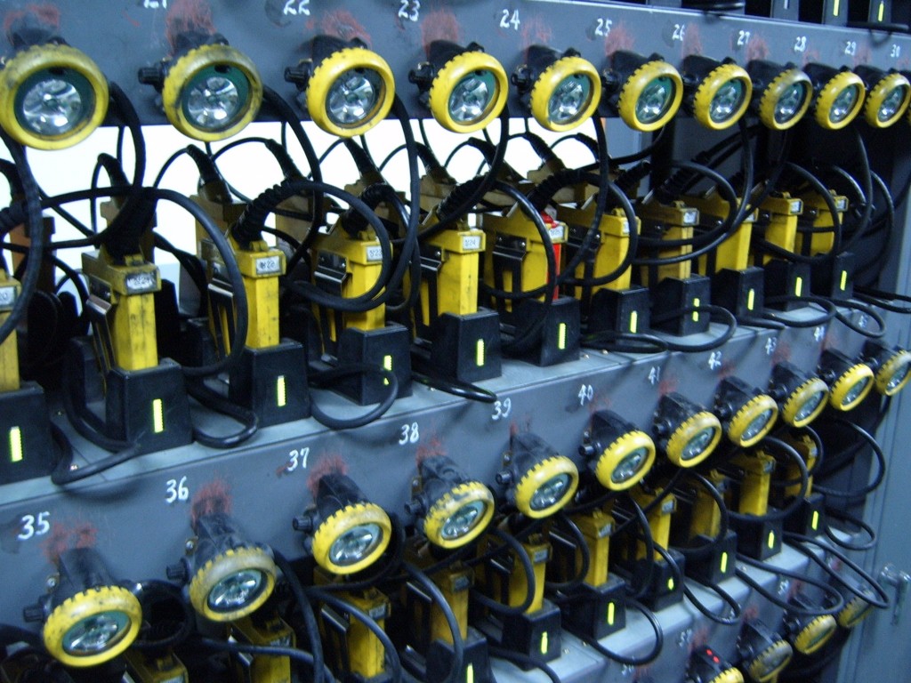 캄캄한 갱내를 비추는 안전등<사라져 가는 기억, 한국의 탄광<지역N문화 테마