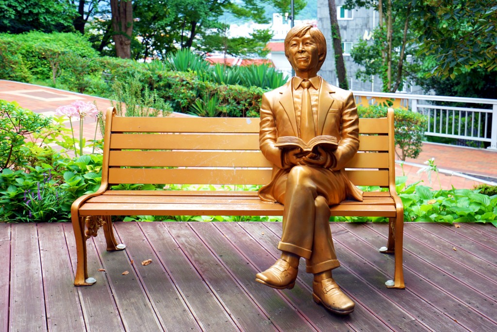 사천 박재삼문학관 의자