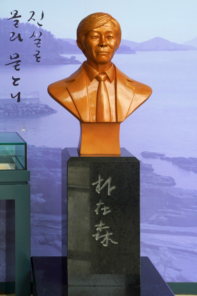 사천 박재삼문학관 흉상 