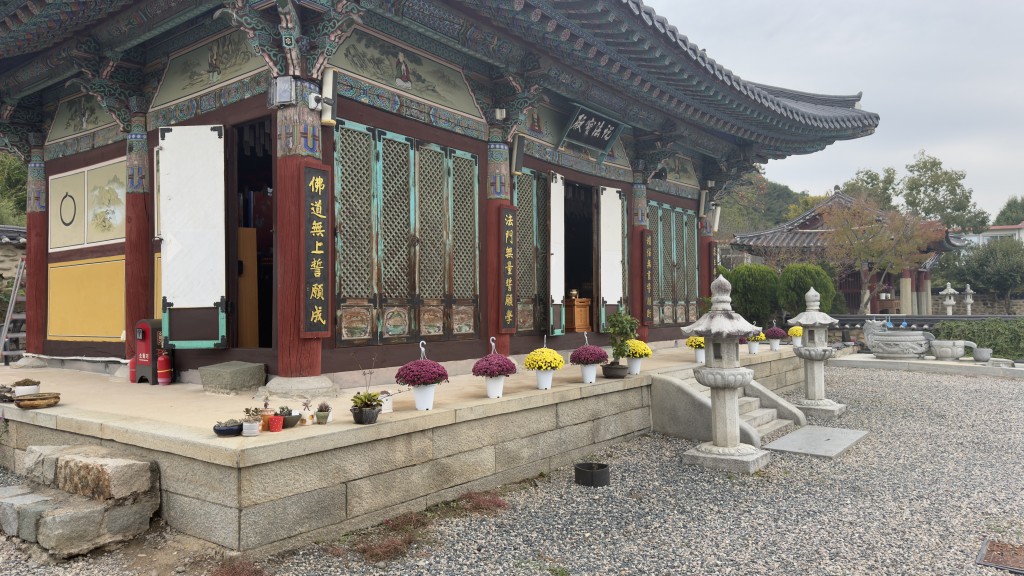 밀양 홍제사 표충사당 측면
