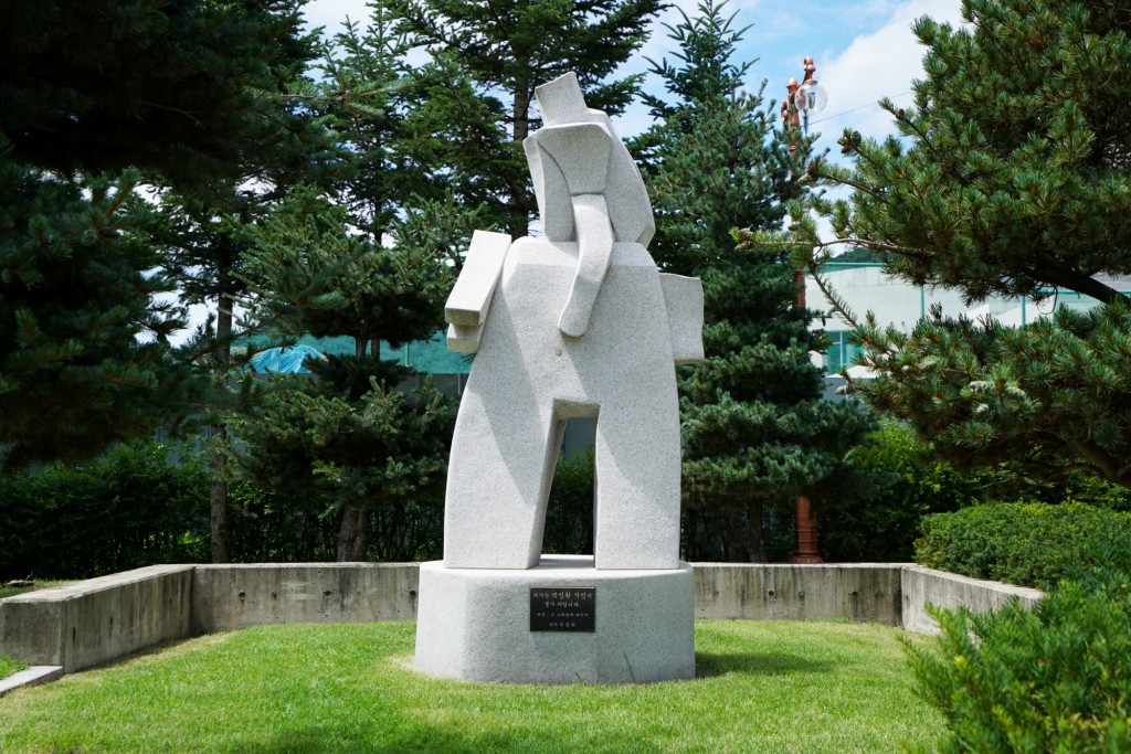 인제 박인환문학관 석상 