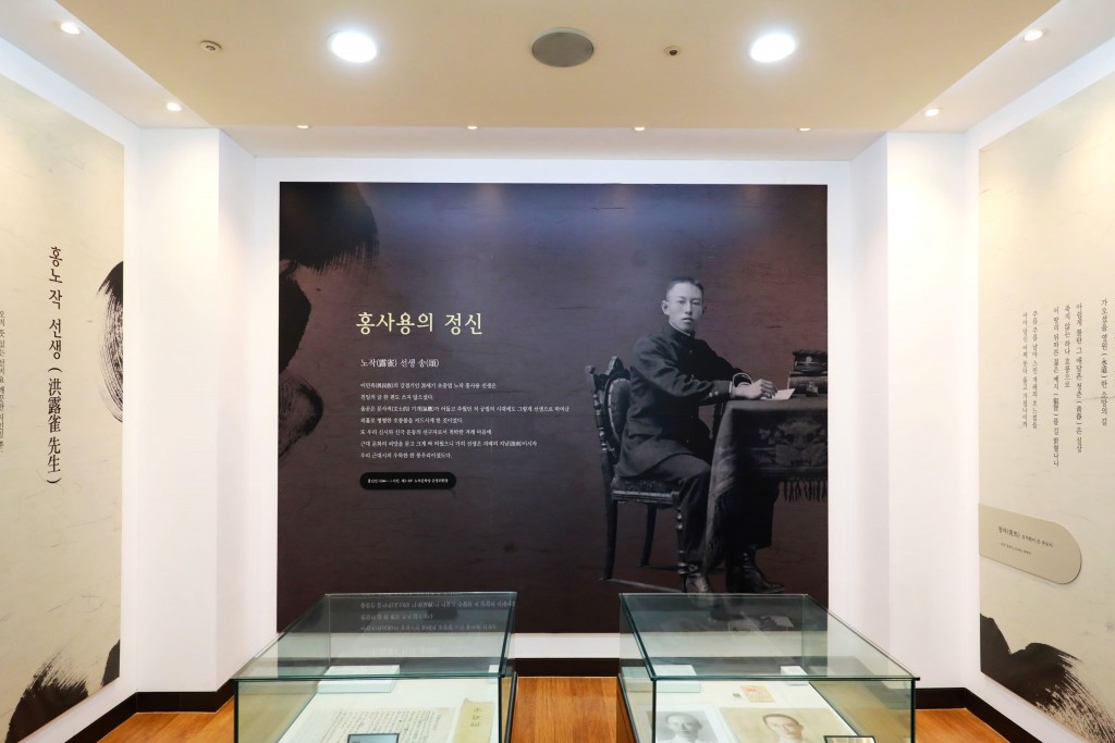 노작 홍사용 문학관 내 전시물 