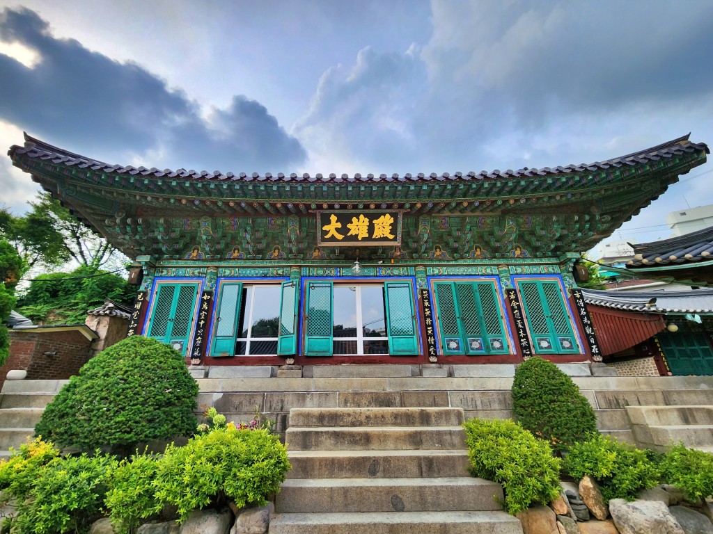 서울 청룡사 대웅전 