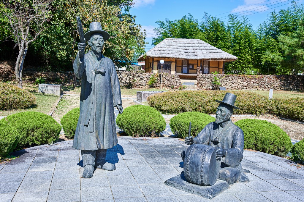가왕 송흥록 국창 박초월 생가 동상