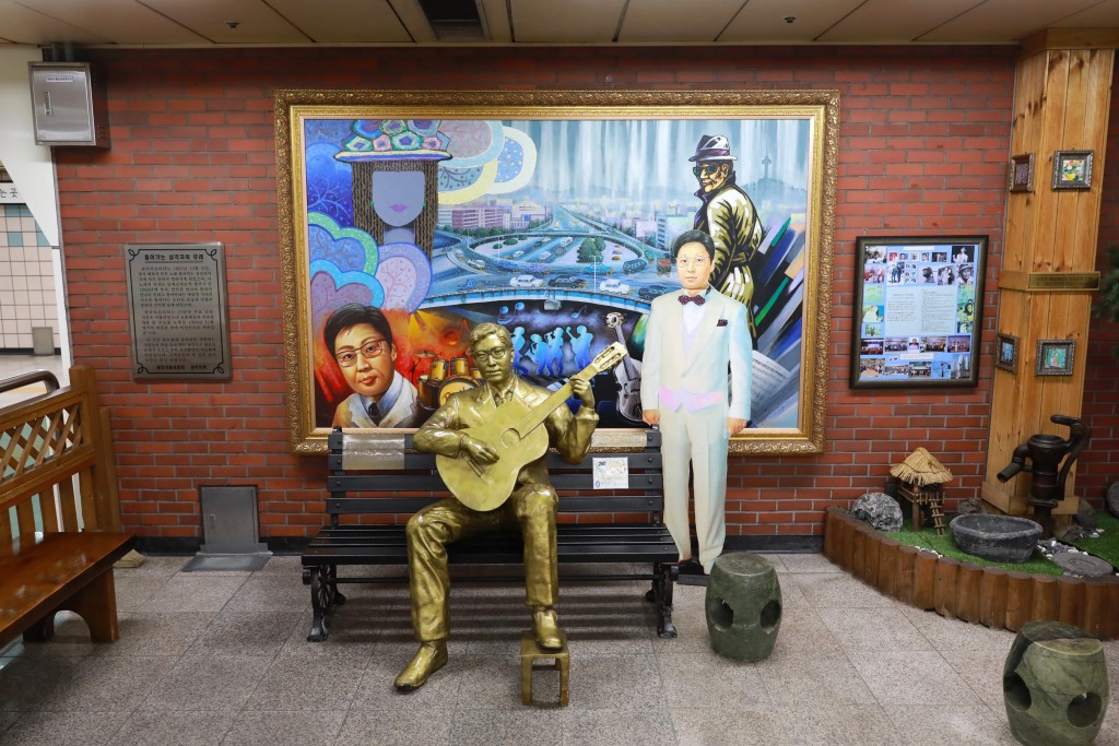 가수 배호 동상 정면 