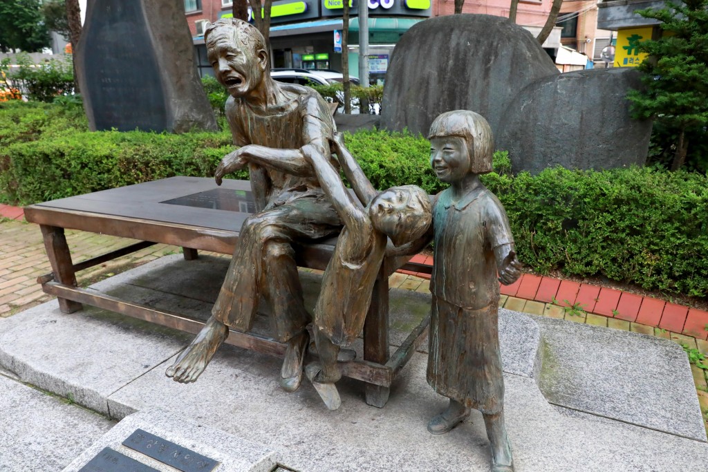 천상병 시인상 정측면 