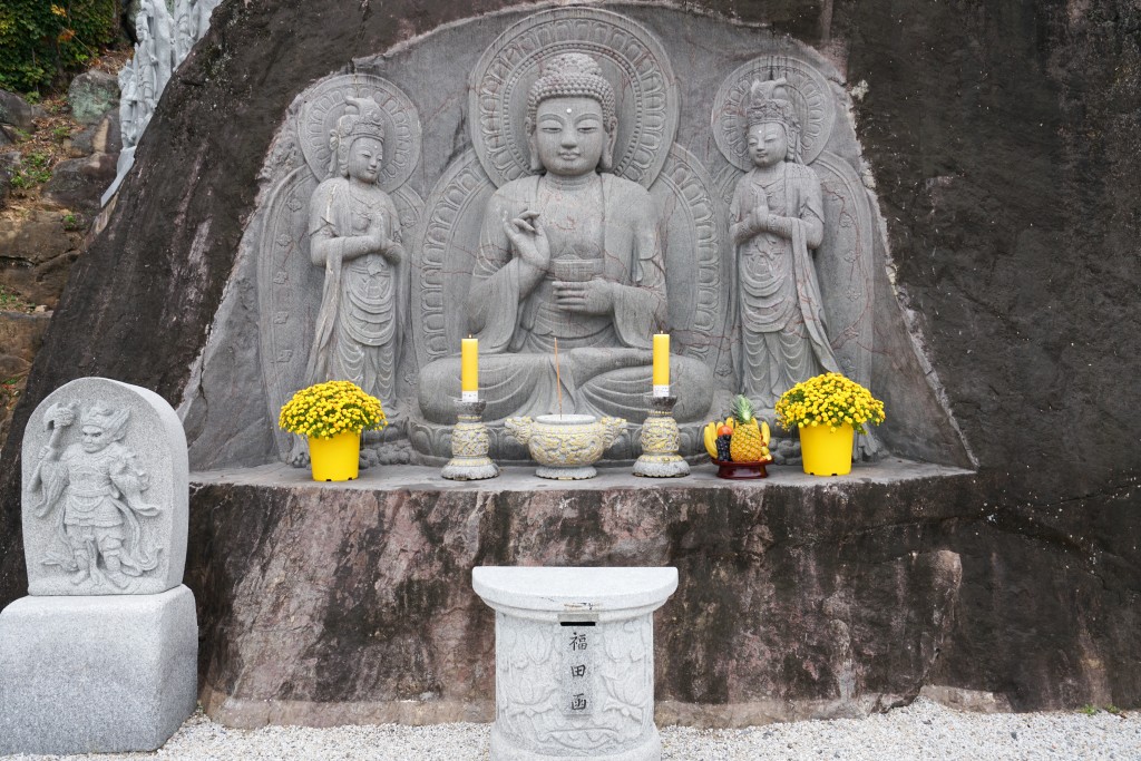 구례 오산 사성암 약사전 앞 불상과 불전함