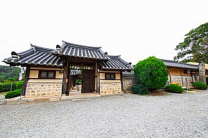 꽉 찬 ㅁ자형에 차양이 있는 서산 경주김씨 고택