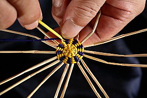 왕골을 엮어 생활기물을 만드는 완초장(국가무형문화재 제103호)