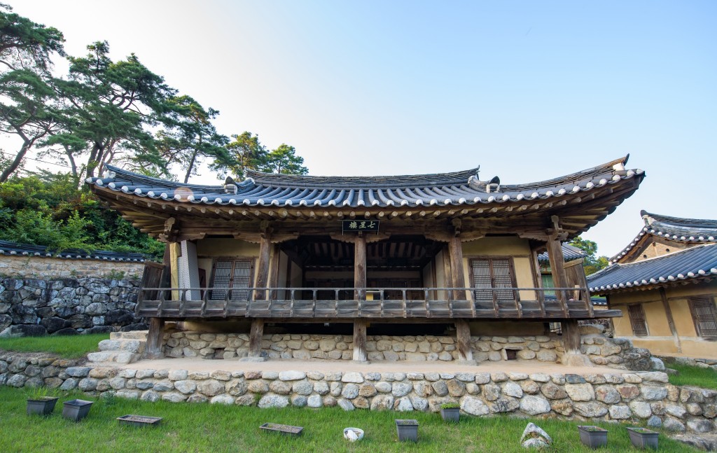 칠성루 및 휴계재사 정면