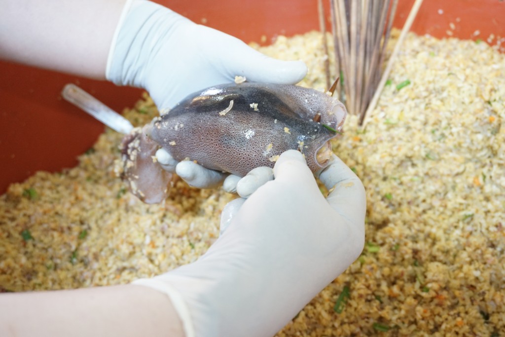 속을 채워 대나무 꼬지로 꿰기