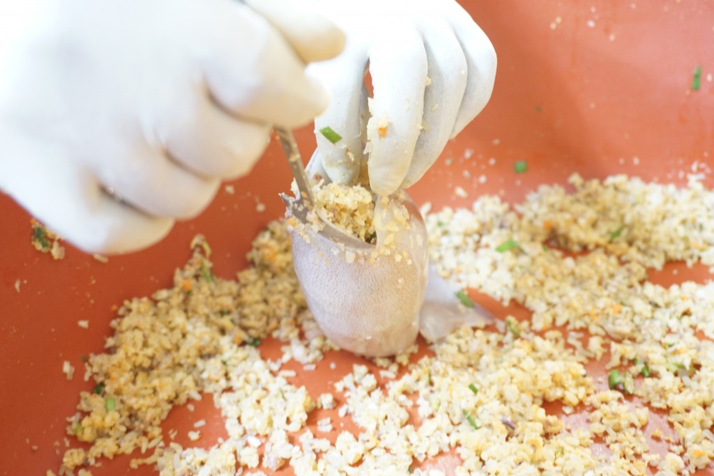 오징어에 속을 채워 넣는 모습