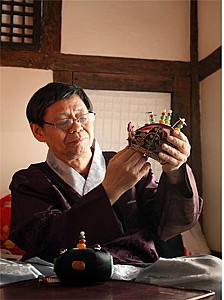 예법에 맞는 관모를 찾아 복원한 관모장