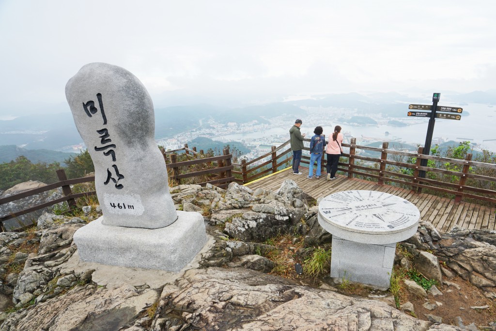 케이블카로 쉽게 오를 수 있는 경남 통영의 미륵산 봉수<외침에 대비한... 테마 케이블카로 쉽게 오를 수 있는 경남 통영의 미륵산 봉수