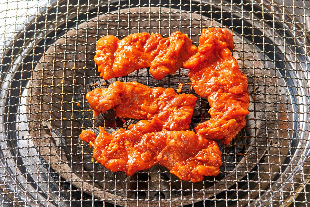춘천에서 최초로 닭갈비를 만든 식당, 춘천 원조숯불닭불고기<세월에 담긴 신뢰, 지역의 오래된 가게<지역N문화 테마 춘천에서 최초로 닭갈비를... 
