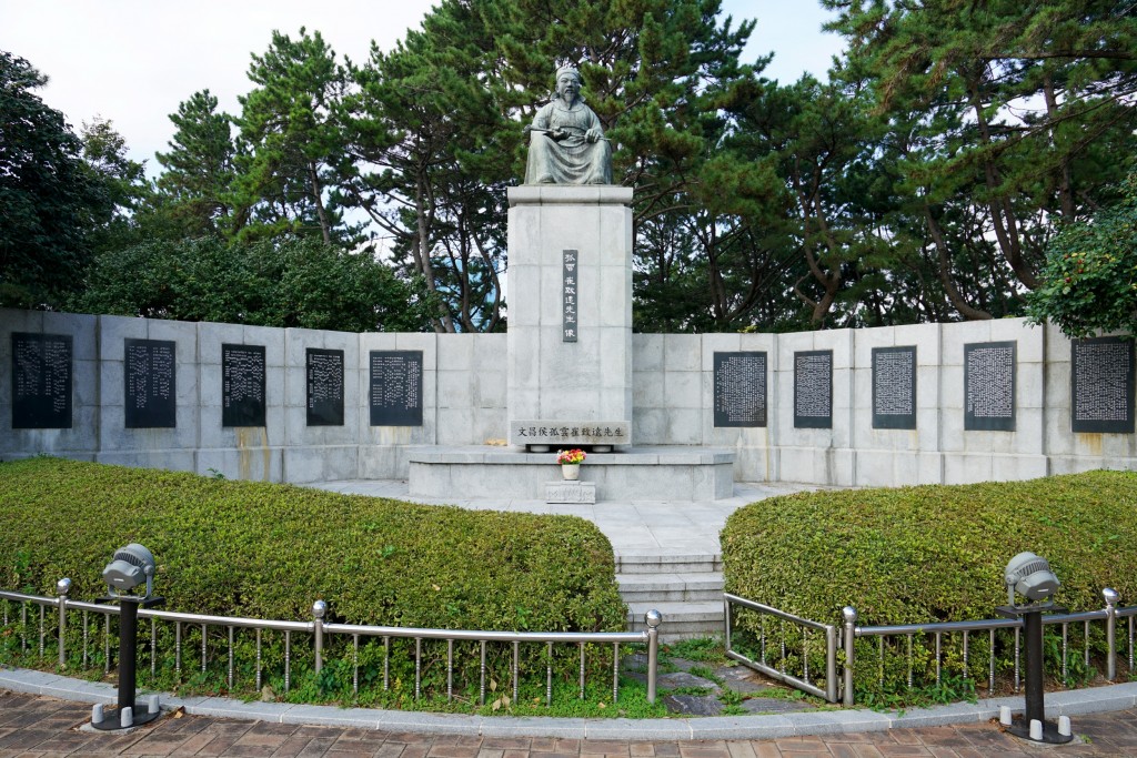 고운 최치원 선생 동상 전경 