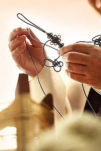 주위를 장식하는 매듭을 만드는 매듭장