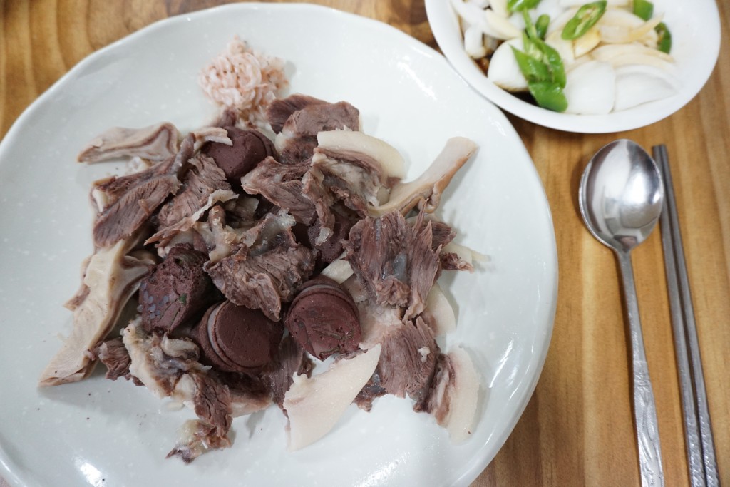 돼지머리 고기와 피순대