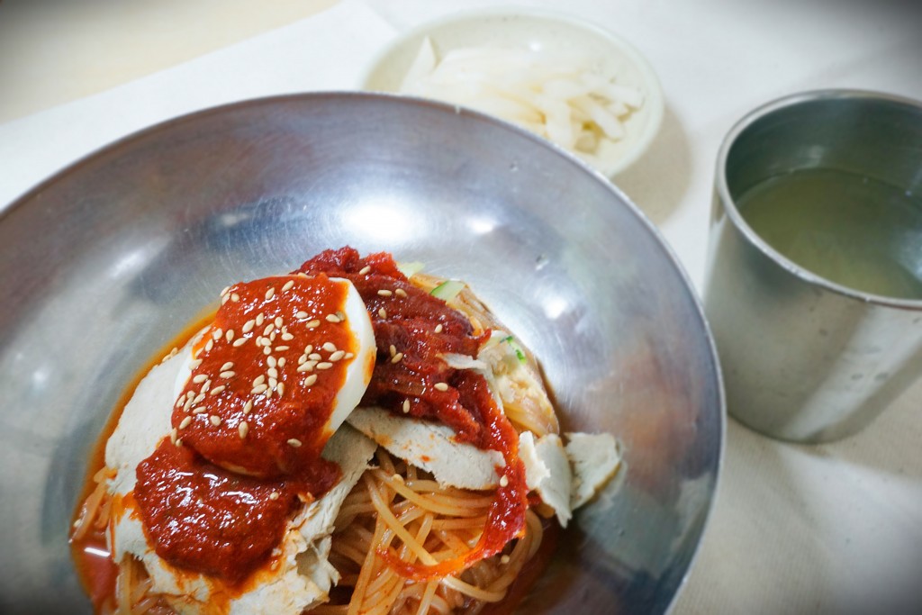 비빔밀면과 온육수 이미지