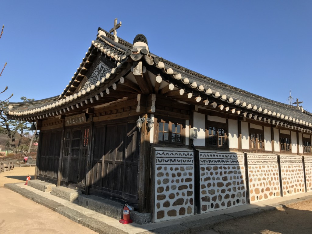 연꽃 십자가가 보이는 측면 이미지