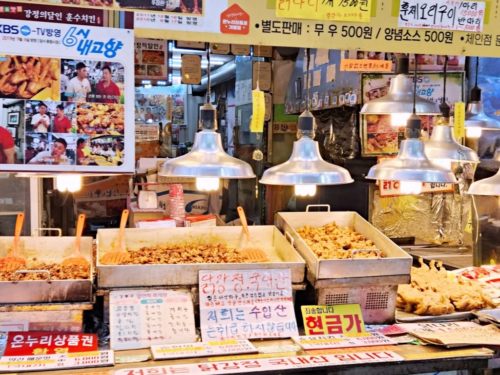 선사 시대 캐릭터가 반겨주는 서울 암사종합시장<소중한 기억 속 푸짐한 情, 시장<지역N문화 테마 선사 시대 캐릭터가 반겨주는 서울 암사종합시장