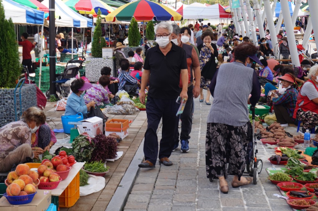 가야장에서 물건을 사고파는 장꾼들