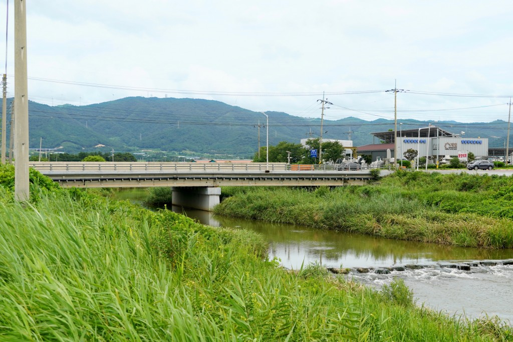 현대식 덕진교와 옛 덕진교