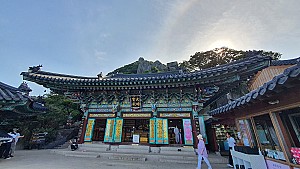 해를 향해 서 있는 여수시의 향일암