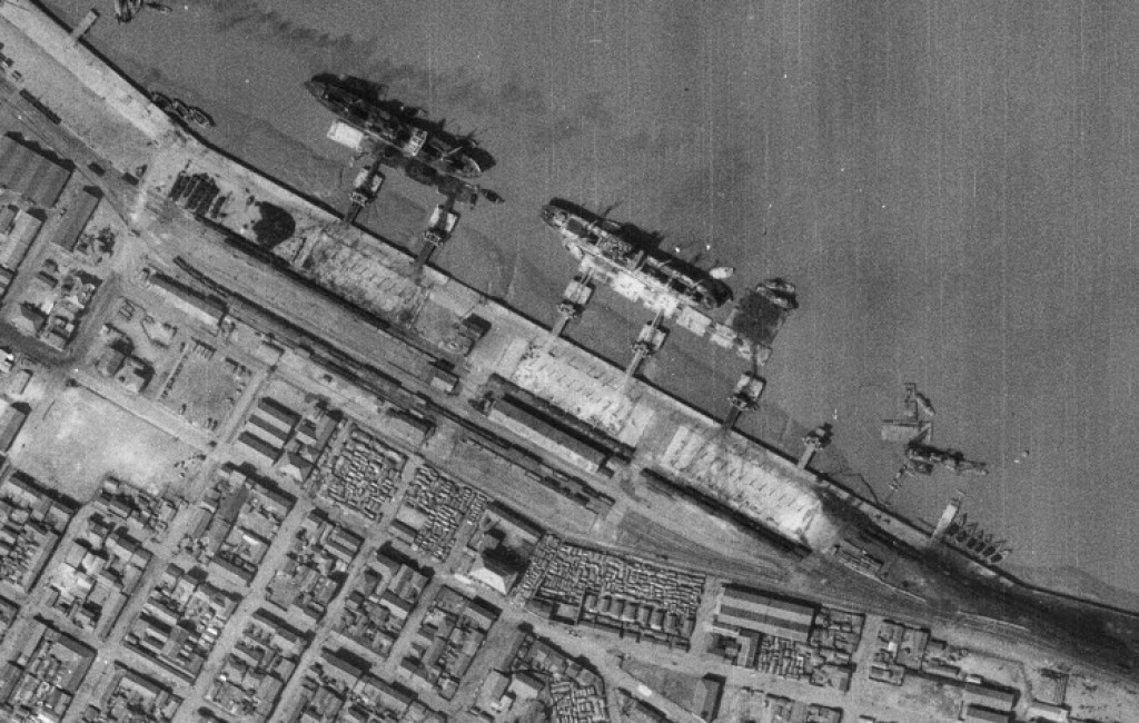 한국전쟁 직후(1954) 군산 내항 항공사진(파괴된 상옥창고와 부잔교를 확인 할 수 있다)
