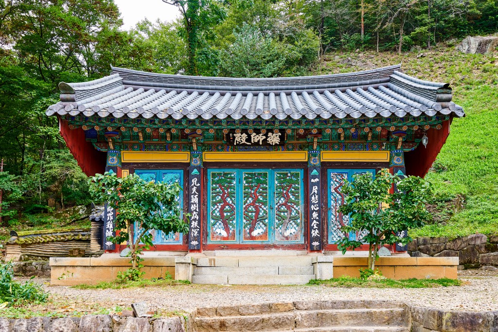 삼척 천은사 약사전 전경
