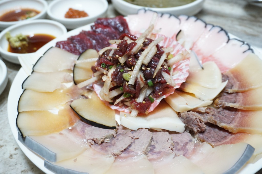 고래고기 모둠(육회, 생고기, 우네, 오베기, 수육)