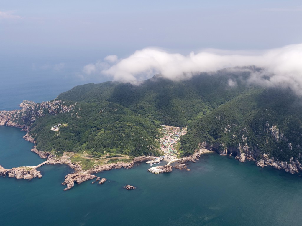 섬 전체가 천연기념물인 신안의 홍도<문화와 삶을 꽃피우는, 한국의 강과 바다<지역N문화 테마 섬 전체가 천연기념물인 신안의 홍도