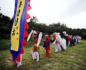 해서 지역의 문화를 엿볼 수 있는 강령탈춤