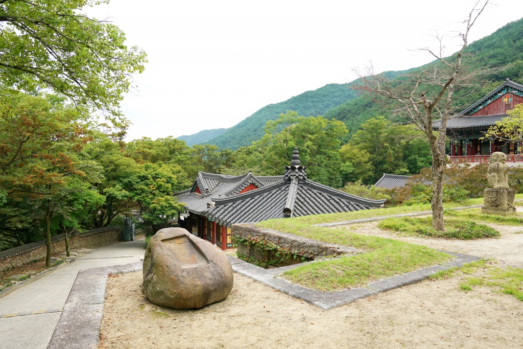 구례 화엄사 돌 두꺼비 원경 