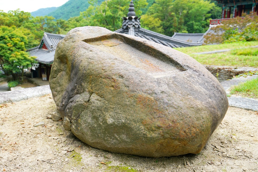 구례 화엄사 돌 두꺼비 윗면 