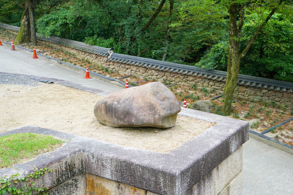 구례 화엄사 돌 두꺼비 정면 
