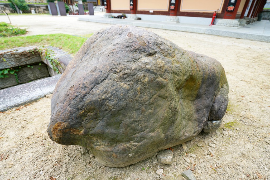 구례 화엄사 돌 두꺼비 측면 