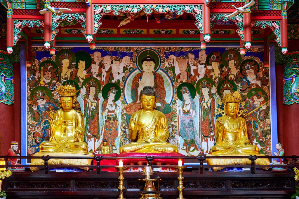 충주 창룡사 극락보전 내부 